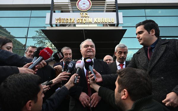 Türkiye İttifakı'nın cumhurbaşkanı adayı Teknoloji Kalkınma Partisi Genel Başkanı Ahmet Özal, 14 Mayıs'ta yapılacak Cumhurbaşkanı Seçimi ve 28. Dönem Milletvekili Seçimi'nde aday olmak için Yüksek Seçim Kurulu'na (YSK) başvurdu.