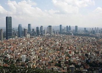 Türkiye'de depremlerin ardından İstanbul sakinleri binalarından endişeli