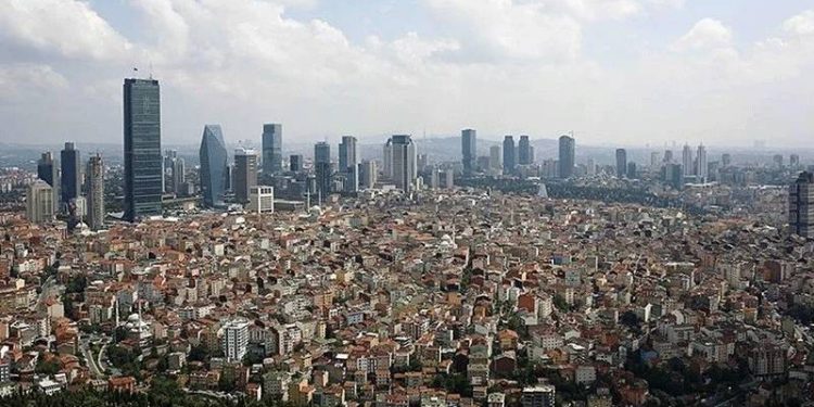 Türkiye'de depremlerin ardından İstanbul sakinleri binalarından endişeli