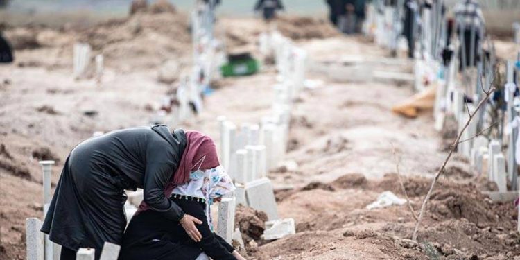 Türkiye'deki depremlerden sonra aileler, hiçbir zaman bulunamayacak sevdiklerinin yasını tutuyor
