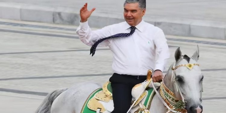 Türkmenistan eski lideri için kent inşa edecek: Arkadağ kentine 5 milyar dolar harcanacak