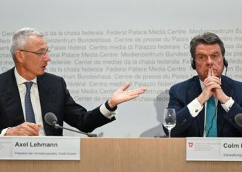 Krizdeki İsviçre bankası Credit Suisse, aynı ülkeden rakip banka UBS tarafından, hükümetin de desteklediği bir anlaşma ile satın alınarak kurtarıldı.