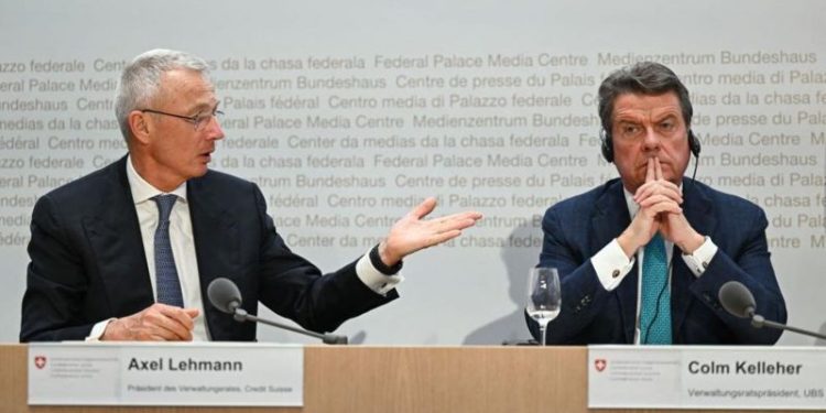 Krizdeki İsviçre bankası Credit Suisse, aynı ülkeden rakip banka UBS tarafından, hükümetin de desteklediği bir anlaşma ile satın alınarak kurtarıldı.