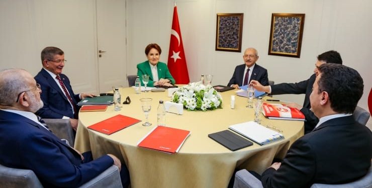 Altılı masadan ayrıldıklarını açıklayan İYİ Parti Genel Başkanı Meral Akşener, üç ay önce ”Masayı dağıtmaya kimsenin gücü yetmez” demişti.