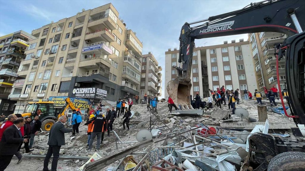 Urfa'da bina çöktü: Enkaz altındaki kişi aranıyor