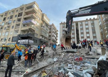 Urfa'da bina çöktü: Enkaz altındaki kişi aranıyor