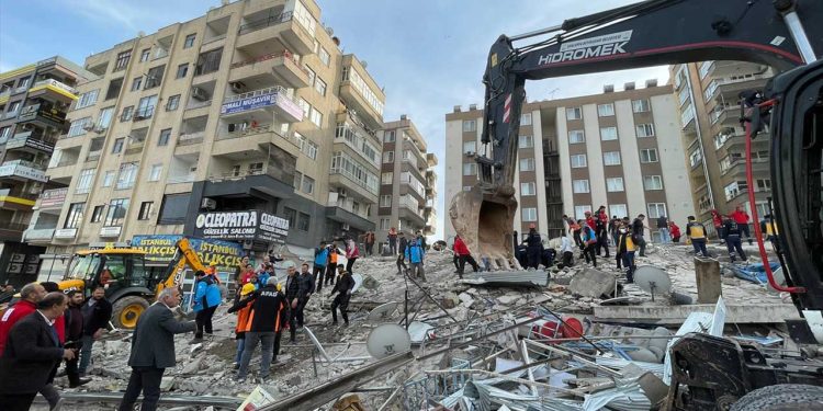 Urfa'da bina çöktü: Enkaz altındaki kişi aranıyor