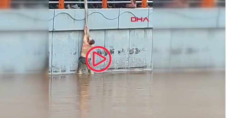 Urfa'da bir kişi sel sularından yüzerek kurtuldu