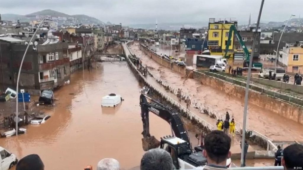 Urfa'da dere yatakları genişletiliyor, selde kaybolan tır şoförü hâlâ bulunamadı