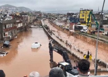 Urfa'da dere yatakları genişletiliyor, selde kaybolan tır şoförü hâlâ bulunamadı