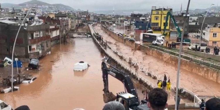 Urfa'da dere yatakları genişletiliyor, selde kaybolan tır şoförü hâlâ bulunamadı