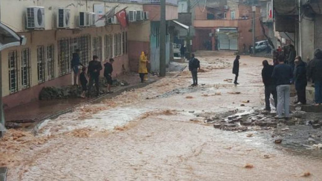 Urfa'da etkili olan sağanak yağışta sokakları su bastı