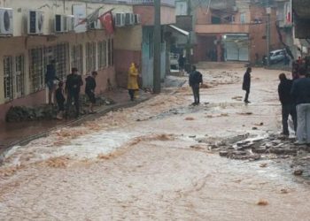 Urfa'da etkili olan sağanak yağışta sokakları su bastı