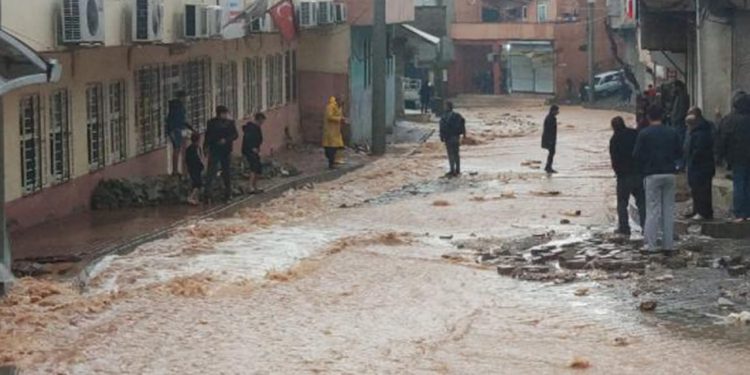 Urfa'da etkili olan sağanak yağışta sokakları su bastı