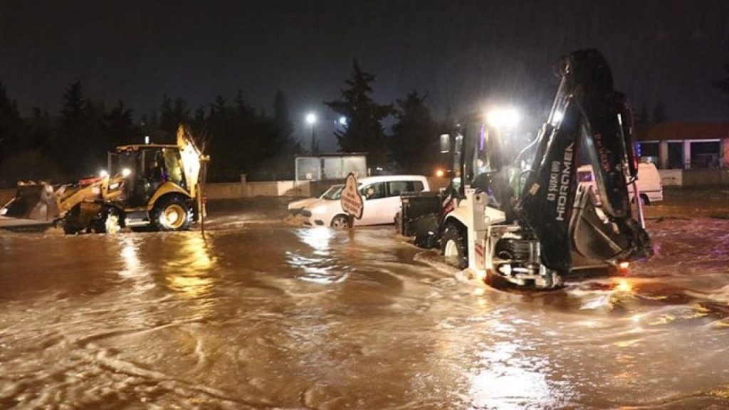 Urfa'da sağanak: Bir kişiye yıldırım isabet etti, okullar tatil edildi