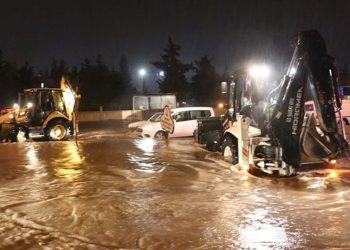 Urfa'da sağanak: Bir kişiye yıldırım isabet etti, okullar tatil edildi