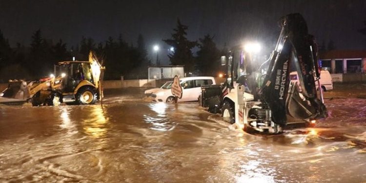 Urfa'da sağanak: Bir kişiye yıldırım isabet etti, okullar tatil edildi