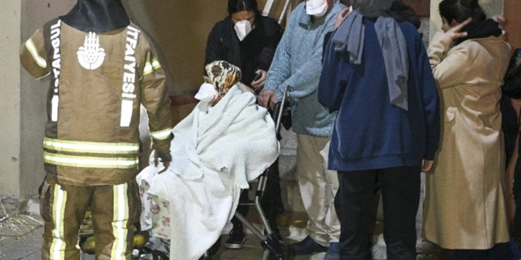 Üsküdar'da hastane yangını: Dört saatte söndürüldü