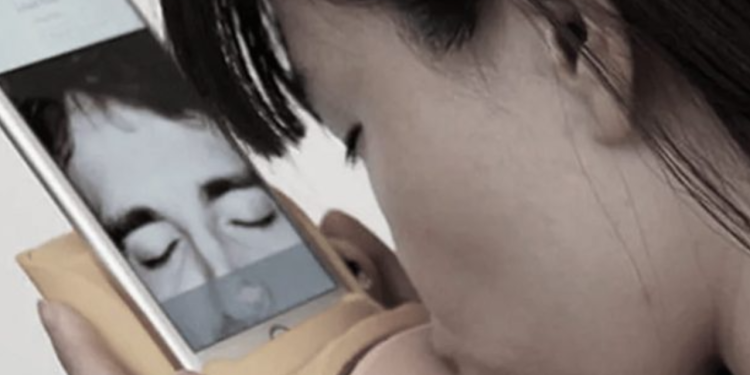 Uzun mesafeli öpüşme cihazı icat edildi!