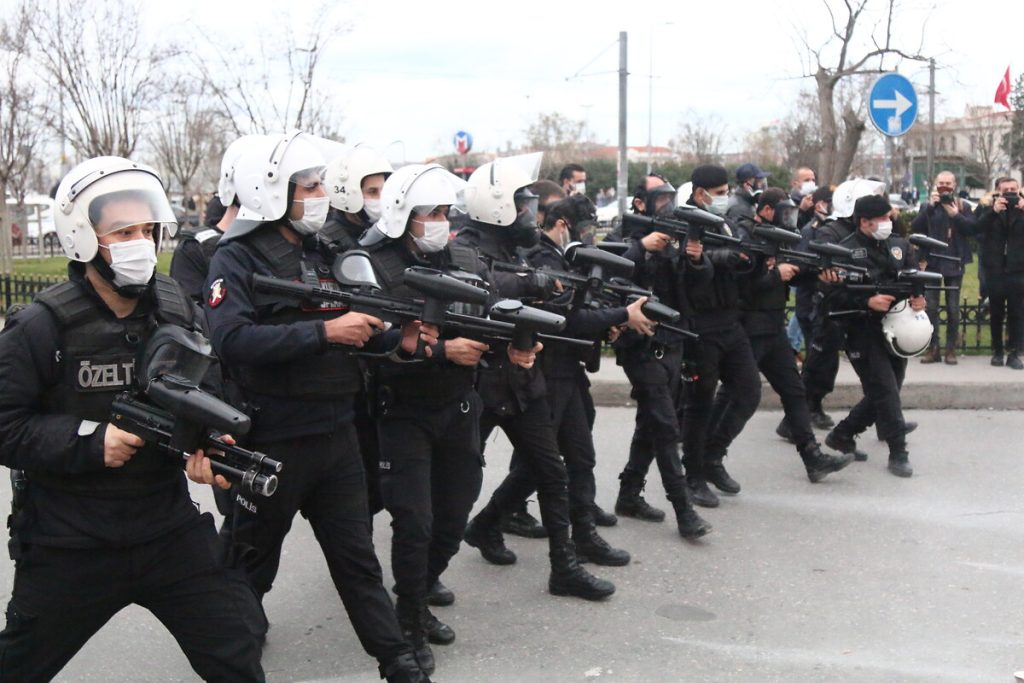 Vatandaş enkaz altındayken, 50 bin kutu biber gazı almışlar