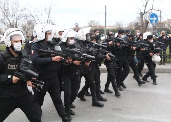 Vatandaş enkaz altındayken, 50 bin kutu biber gazı almışlar