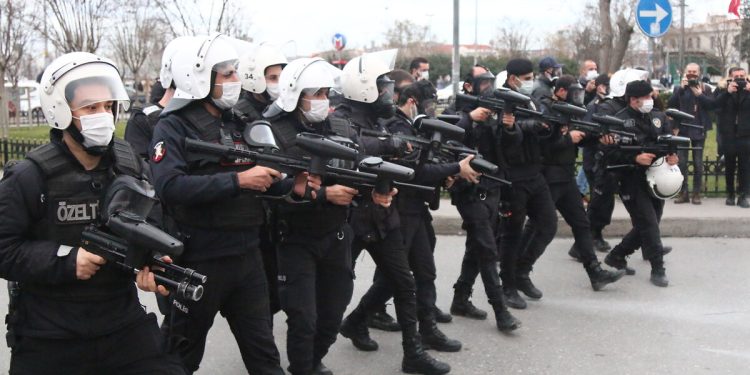 Vatandaş enkaz altındayken, 50 bin kutu biber gazı almışlar