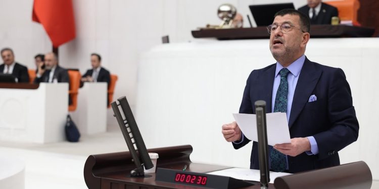 Veli Ağbaba: Deprem bir ayı geçti, hala çadır yok