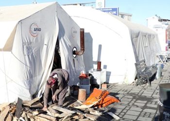 Veteriner hekim, çadırda kurduğu sobadan zehirlenerek yaşamını yitirdi