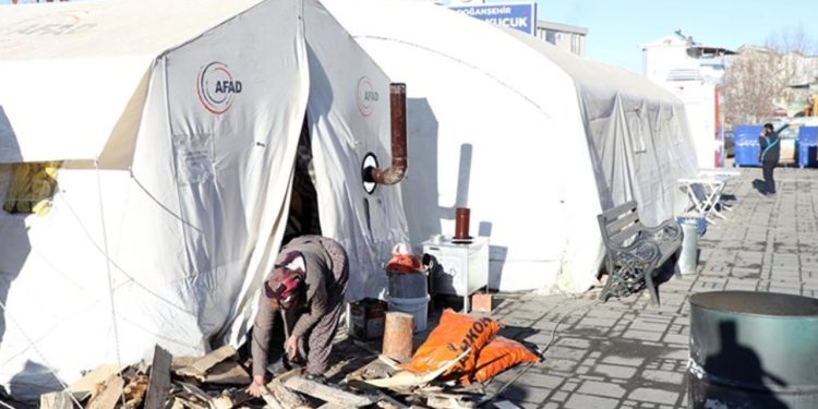 Veteriner hekim, çadırda kurduğu sobadan zehirlenerek yaşamını yitirdi