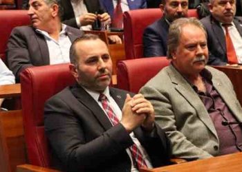 Hakkında devam eden dava nedeniyle görevinden uzaklaştırılan Yalova Belediye Başkanı Vefa Salman'ın, milletvekili aday adaylığı için istifa etmesinin ardından, Belediye Meclisi olağanüstü toplandı. Meclis, 2020'den bu yana vekâleten başkanlık görevini yürüten Mustafa Tutuk'u bu kez asaleten başkan seçti.