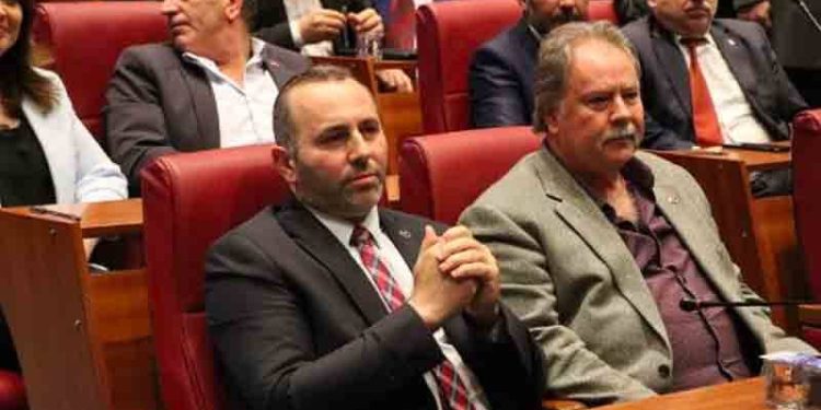 Hakkında devam eden dava nedeniyle görevinden uzaklaştırılan Yalova Belediye Başkanı Vefa Salman'ın, milletvekili aday adaylığı için istifa etmesinin ardından, Belediye Meclisi olağanüstü toplandı. Meclis, 2020'den bu yana vekâleten başkanlık görevini yürüten Mustafa Tutuk'u bu kez asaleten başkan seçti.