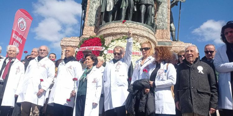 Hekimlerden 14 Mart Tıp Bayramı'nda buruk kutlama: 'Yastayız, 19 Mart'ta sessiz yürüyüş gerçekleştireceğiz'
