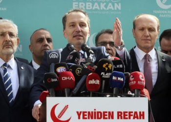 Yeniden Refah’ta sır toplantı: ‘Erbakan pazar gecesi birileriyle toplantı yaptı, sonra iş değişti’