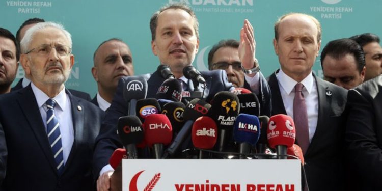 Yeniden Refah’ta sır toplantı: ‘Erbakan pazar gecesi birileriyle toplantı yaptı, sonra iş değişti’