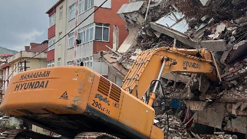 Yıkım yapılan binada iş makinesinin kepçesi molozlar altında kaldı