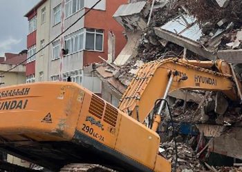 Yıkım yapılan binada iş makinesinin kepçesi molozlar altında kaldı
