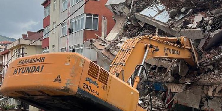 Yıkım yapılan binada iş makinesinin kepçesi molozlar altında kaldı