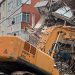 Yıkım yapılan binada iş makinesinin kepçesi molozlar altında kaldı