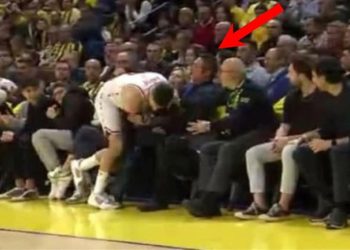 Yıldız basketbolcu, saha kenarında oturan Ali Koç'un üstüne düştü