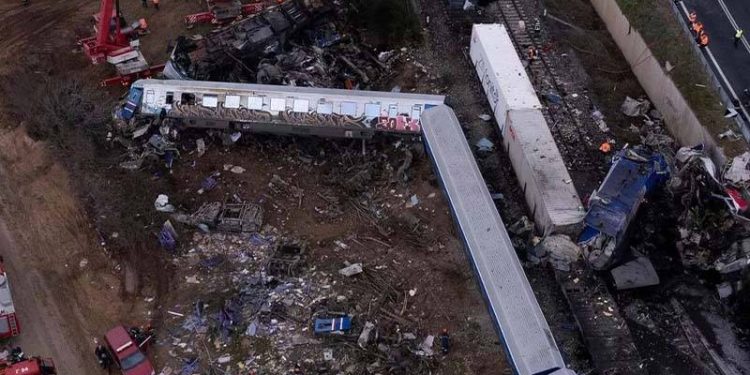 Yunanistan'da 57 kişinin öldüğü tren kazasına tepkiler sürüyor: Greve memurlar da katıldı
