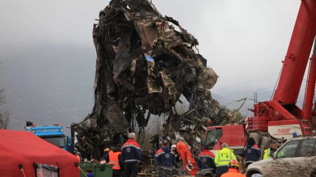 Yunanistan'da en az 43 kişinin hayatını kaybettiği tren kazası sonucu demiryolu işçilerinden grev kararı