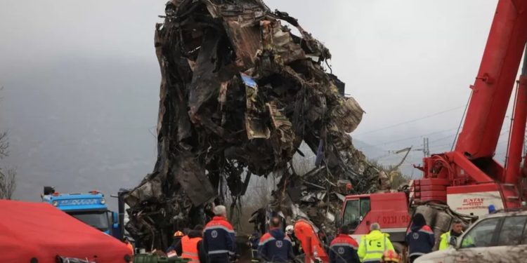 Yunanistan'da en az 43 kişinin hayatını kaybettiği tren kazası sonucu demiryolu işçilerinden grev kararı