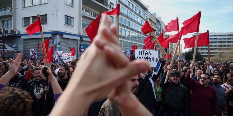 Yunanistan'da grevler büyüyor: Demiryolu işçilerinin grevine liman işçileri ve kamu işçileri de katıldı