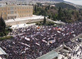 Yunanistan'da komünistlerden gövde gösterisi: Mücadeleci İşçiler Cephesi'nin 10 bin destekçisi Sintagma meydanını  doldurdu
