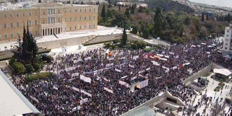 Yunanistan'da komünistlerden gövde gösterisi: Mücadeleci İşçiler Cephesi'nin 10 bin destekçisi Sintagma meydanını doldurdu