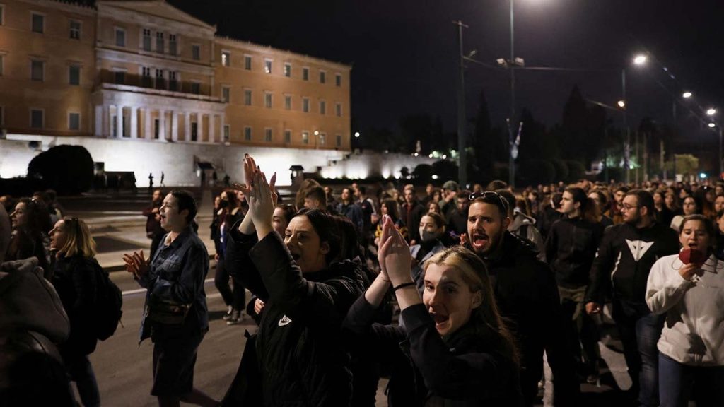 Yunanistan'da tren kazası sonrası protestolar: 'Acı öfkeye dönüştü' diyen işçiler greve gidiyor