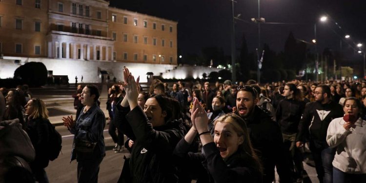 Yunanistan'da tren kazası sonrası protestolar: 'Acı öfkeye dönüştü' diyen işçiler greve gidiyor