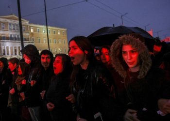 Yunanistan'da tren kazasına öfke büyüyor: İşçiler grevi uzattı, binlerce kişi protestolara katıldı