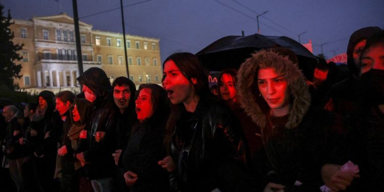Yunanistan'da tren kazasına öfke büyüyor: İşçiler grevi uzattı, binlerce kişi protestolara katıldı