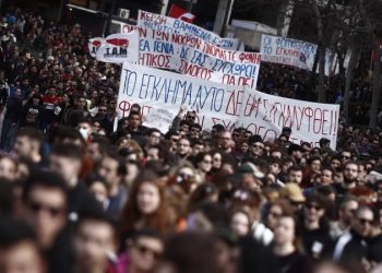Yunanistan'da tren kazasına tepki olarak yapılan genel grev, hayatı felç etti